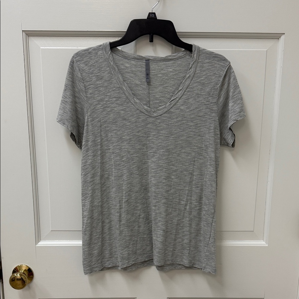 Jolie Light Gray Short Sleeve V Neck Tee with Scolloped Detail Sz Medium!